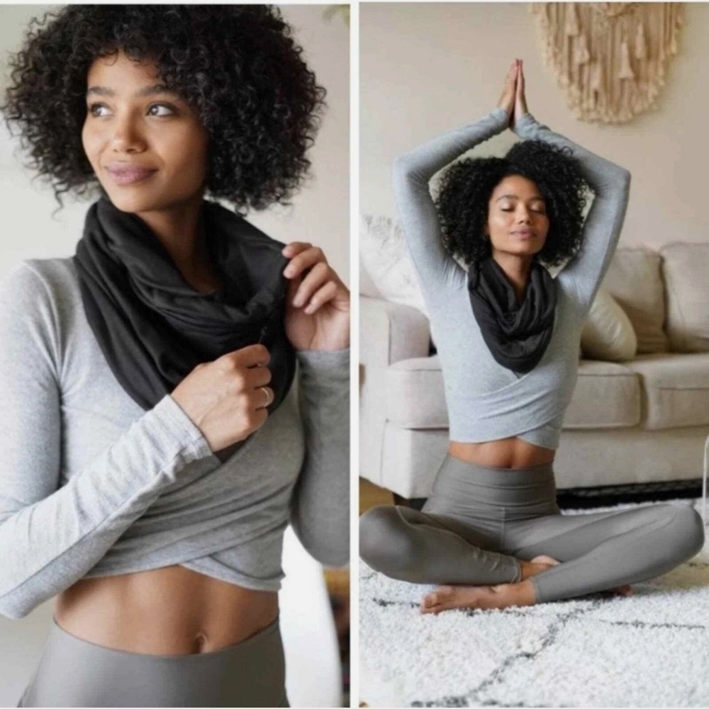 Beyond Yoga Black Infinity Scarf With Cellphone Zipper Pocket